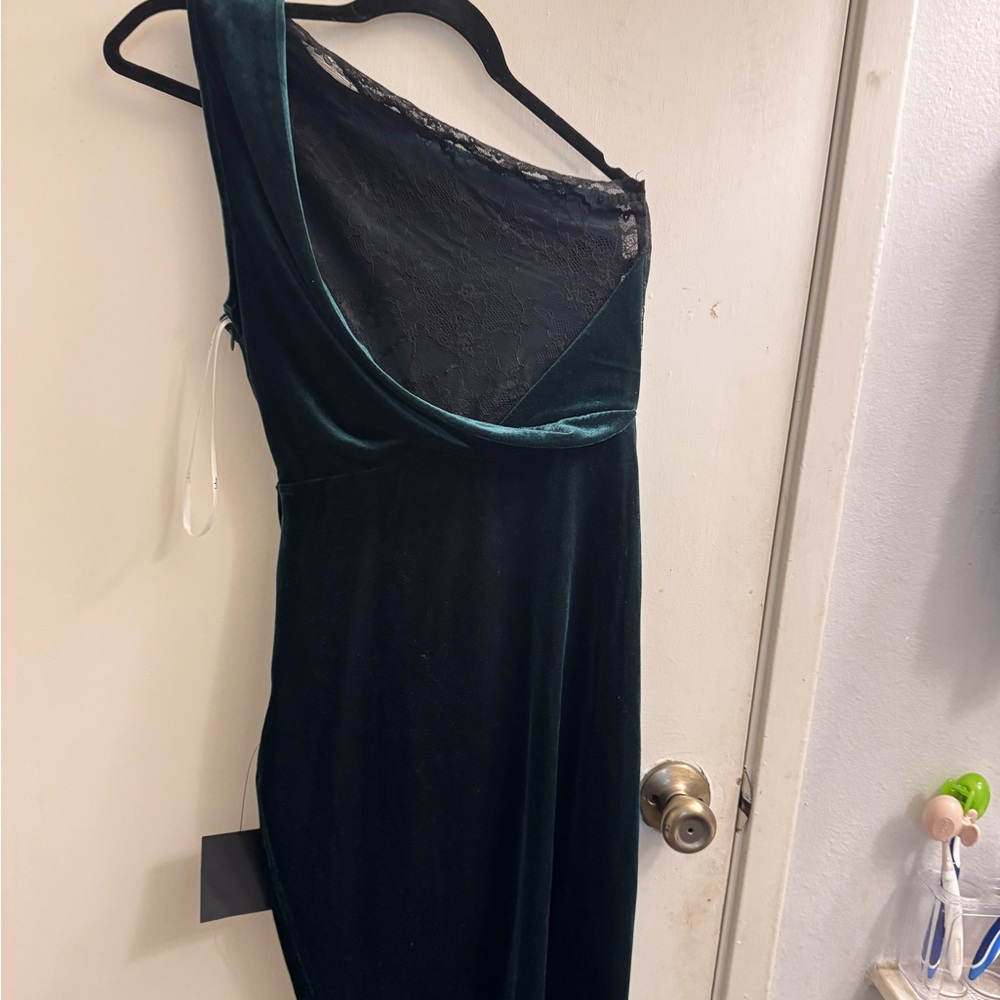 Lulu's Emerald Green One-Shoulder Velvet Dress